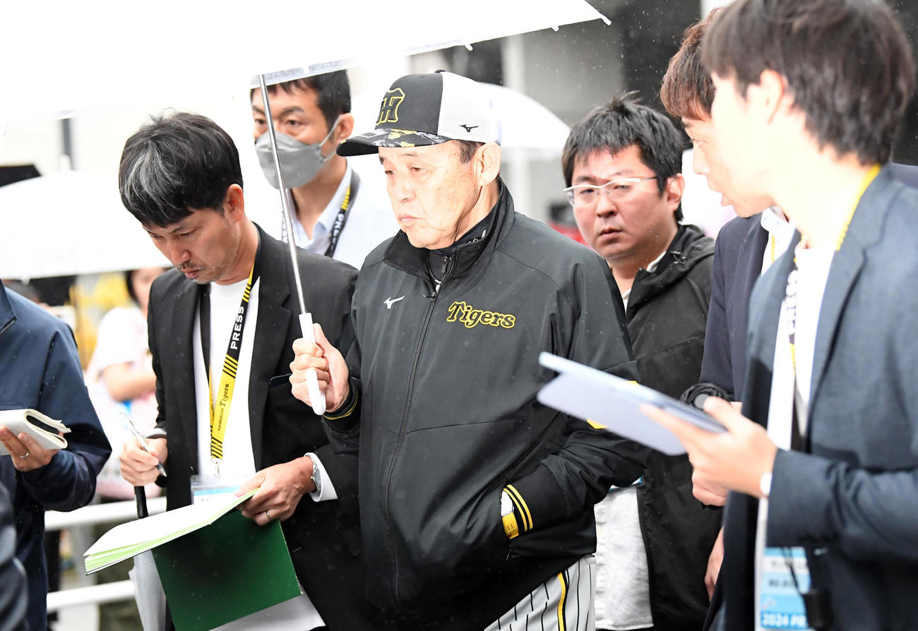 広島対阪神　記者の質問を受けながら引き揚げる岡田監督（撮影・前岡正明）