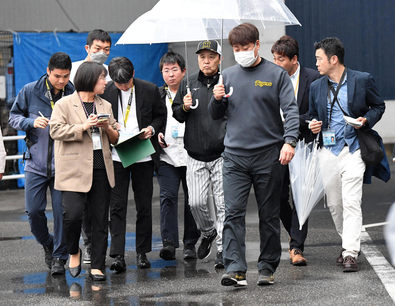 広島対阪神　記者の質問を受けながら引き揚げる岡田監督（撮影・前岡正明）