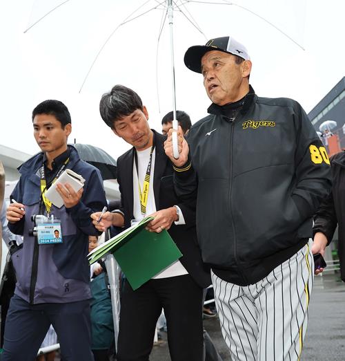 広島対阪神　室内練習場を引き揚げる岡田監督（撮影・上田博志）