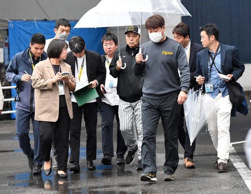 広島対阪神　記者の質問を受けながら引き揚げる岡田監督（撮影・前岡正明）