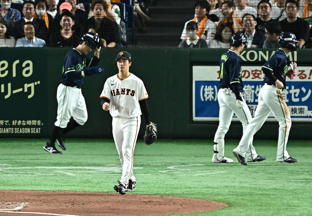 巨人対ヤクルト　7回表ヤクルト2死満塁、サンタナに2点適時打を許し浮かない表情の西舘（手前）（撮影・滝沢徹郎）