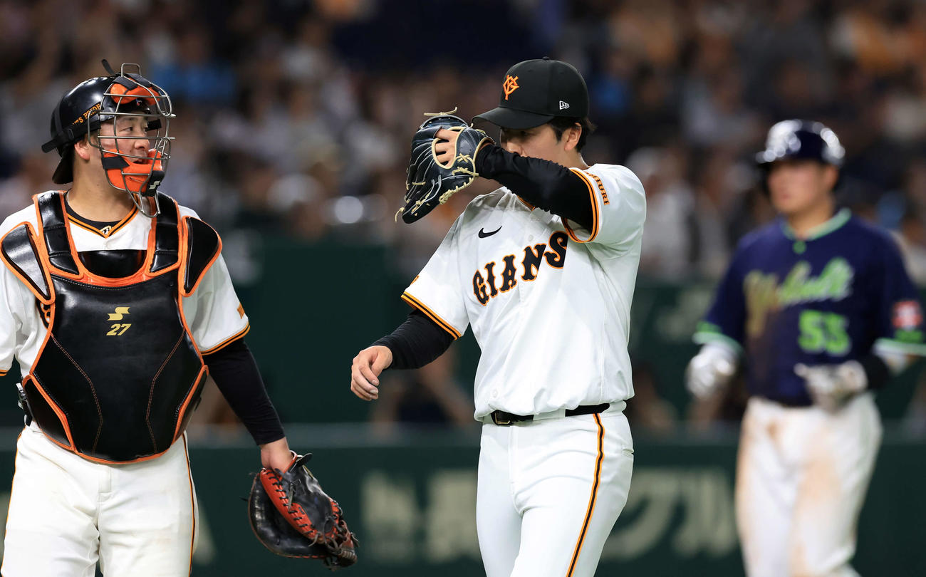 巨人対ヤクルト　7回表ヤクルトに逆転を許し、汗をぬぐいながらベンチに戻る西舘（手前右）（撮影・浅見桂子）