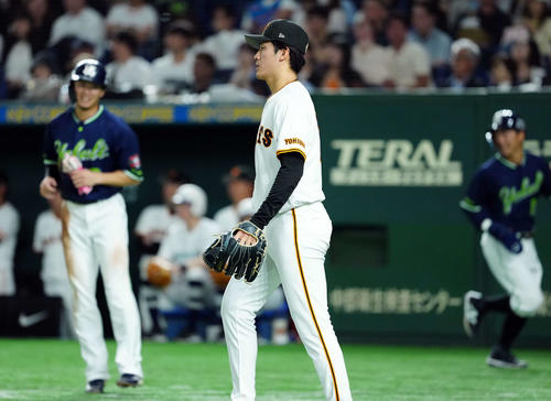 巨人対ヤクルト　7回表ヤクルト2死満塁、サンタナに2点適時打を浴びヤクルトに勝ち越しを許す西舘（撮影・たえ見朱実）