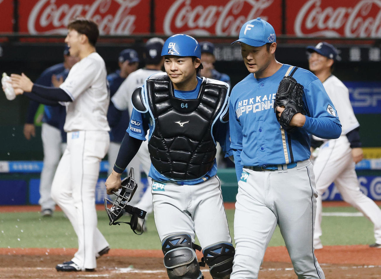 9回、西武・若林にサヨナラ2ランを浴び、引き揚げる日本ハム・斎藤と捕手田宮（共同）