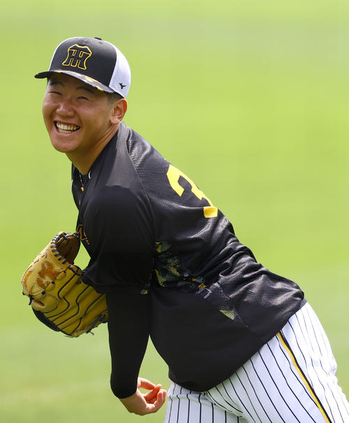阪神門別はリラックスした表情でキャッチボールする（撮影・上山淳一）