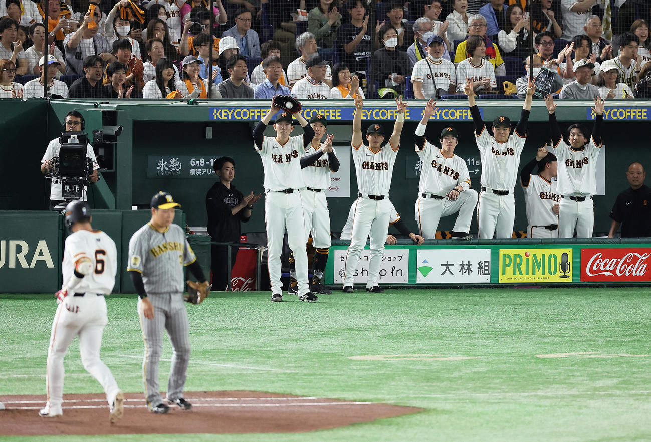 巨人対阪神　1回裏巨人2死一、二塁、坂本（手前左端）の左前適時打を喜ぶ戸郷（後方左端）ら（撮影・足立雅史）
