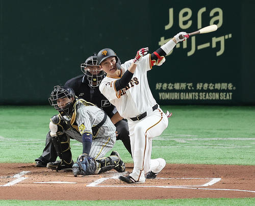 巨人対阪神　1回裏巨人2死一、二塁、坂本は左前適時打を放つ（撮影・足立雅史）