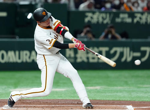 巨人対阪神　1回裏巨人2死一、二塁、左前に適時打を放つ坂本（撮影・たえ見朱実）