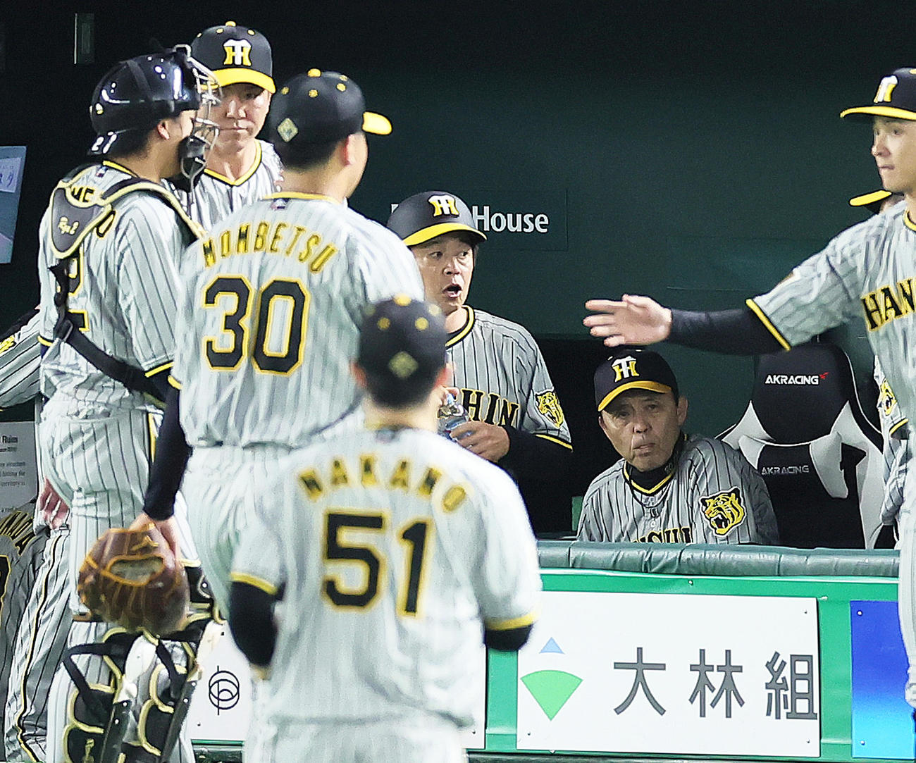 巨人対阪神　2回で6失点の阪神門別（左から2人目）を厳しい表情で見つめる岡田監督（右）（撮影・足立雅史）