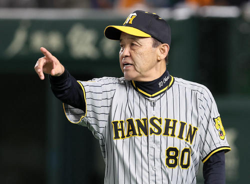 巨人対阪神　4回裏を前に選手交代を告げる岡田監督（撮影・加藤哉）