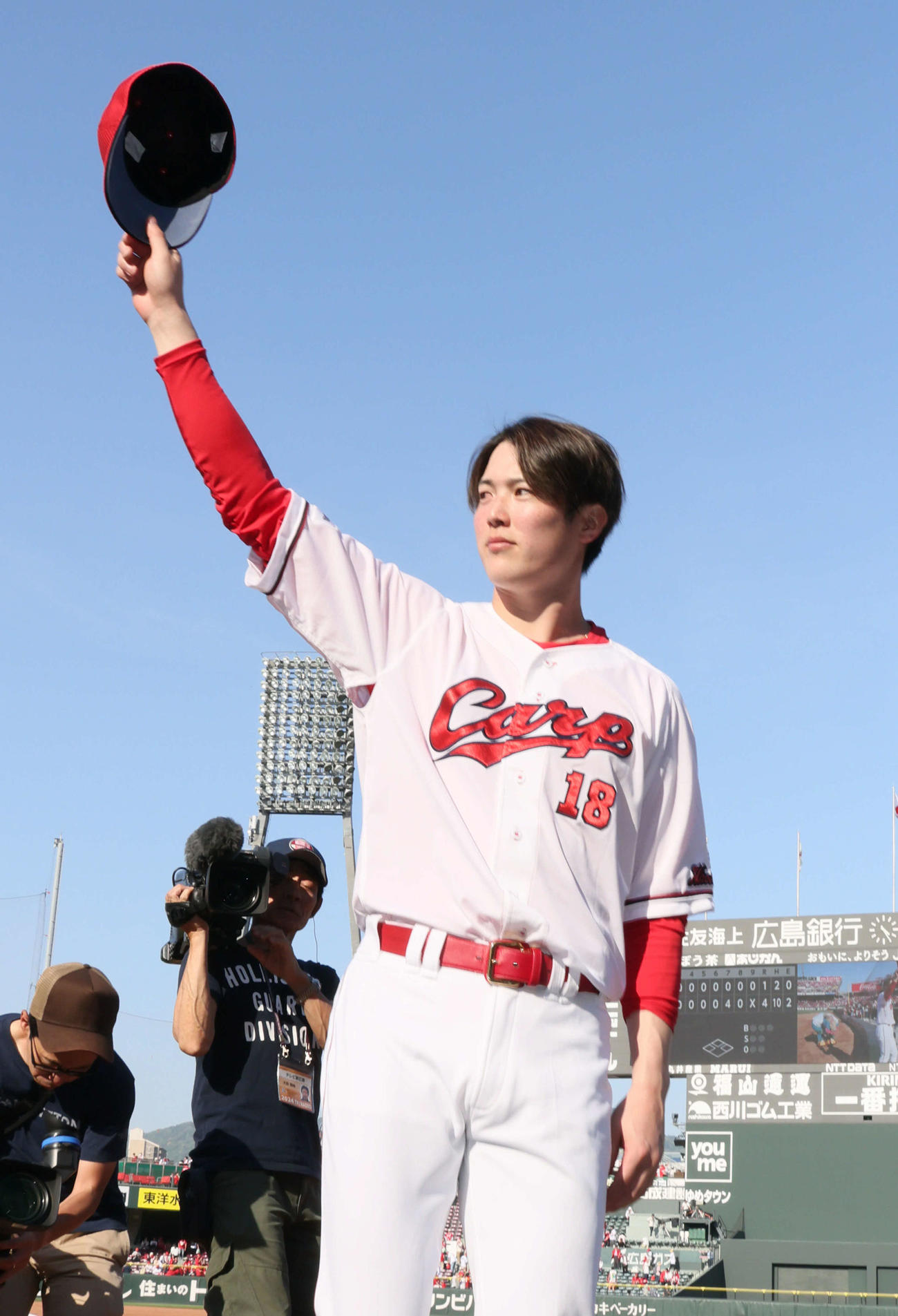 広島対DeNA　ファンの声援に応える森下（撮影・加藤孝規）