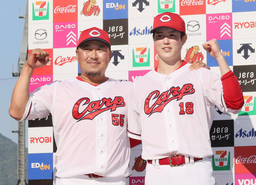 広島対DeNA　お立ち台でポーズを決める松山（左）と森下（撮影・加藤孝規）