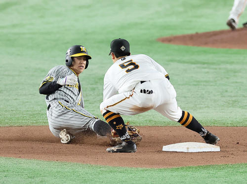 巨人対阪神　10回表阪神無死一塁、代走植田（左）は二塁盗塁に失敗する（撮影・足立雅史）