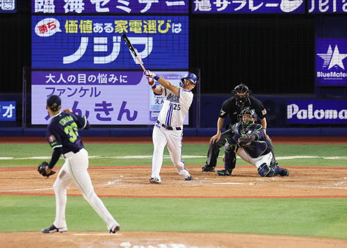 DeNA対ヤクルト　8回裏DeNA、2死一、二塁、筒香は3点本塁打を放つ（撮影・足立雅史）