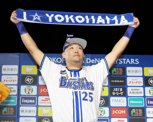 DeNA対ヤクルト　勝利し、笑顔でタオルを掲げるDeNA筒香（撮影・宮地輝）