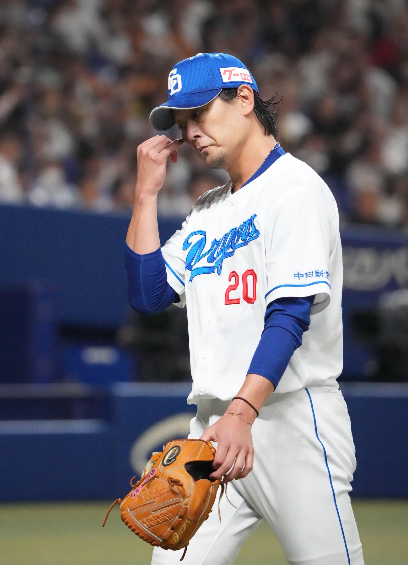 中日対巨人　7回表巨人2死満塁、マウンドを降りる涌井（撮影・森本幸一）