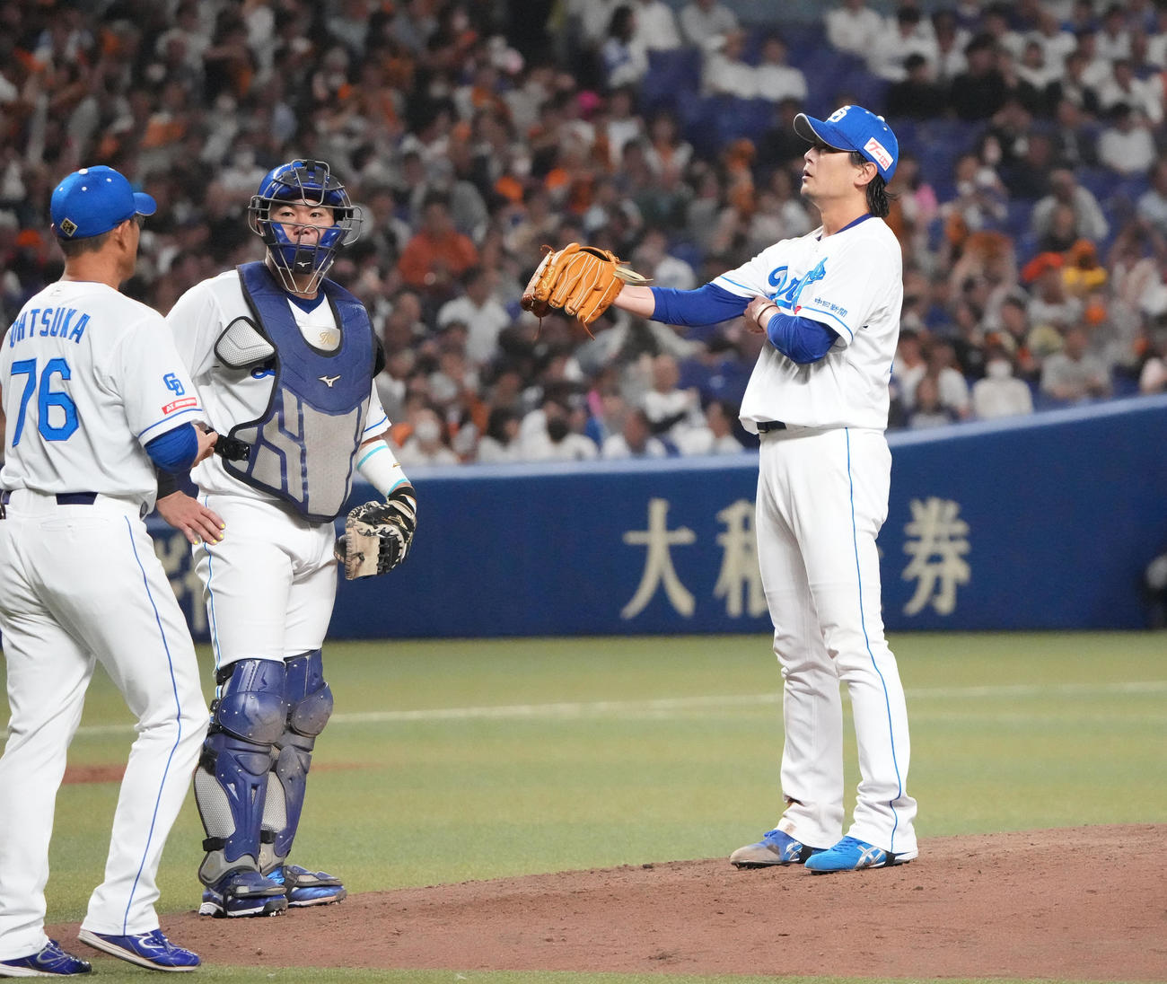 中日対巨人　7回表巨人2死満塁、マウンドを降りる涌井（右）（撮影・森本幸一）