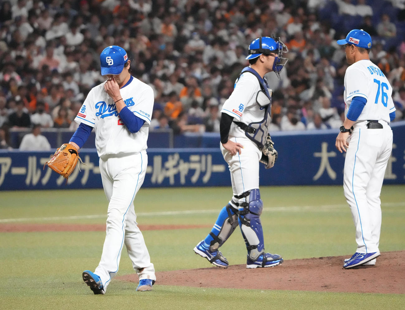 中日対巨人　7回表巨人2死満塁、マウンドを降りる涌井（左）（撮影・森本幸一）