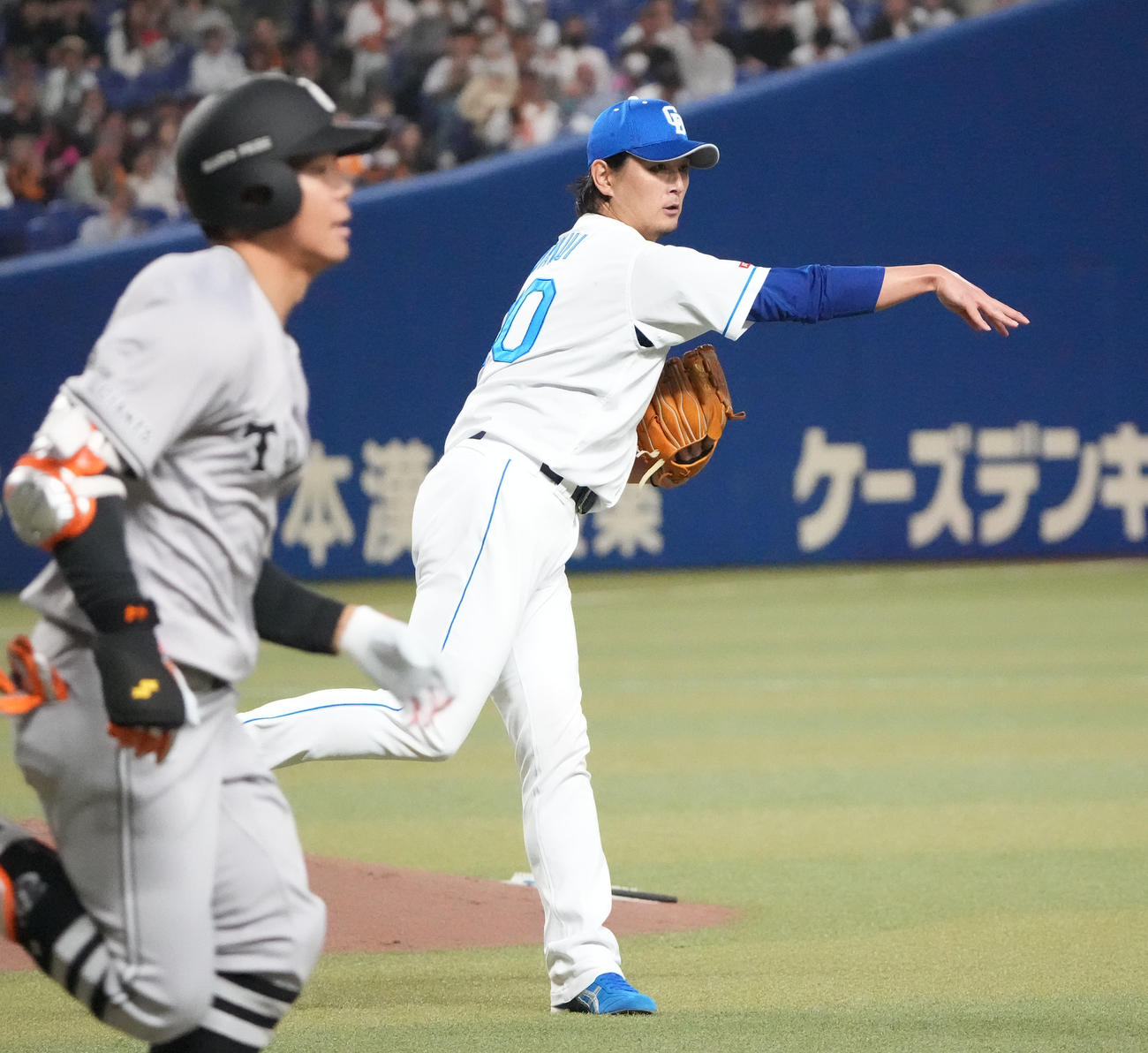 中日対巨人　4回表巨人無死、佐々木を投ゴロに仕留める涌井（右）（撮影・森本幸一）
