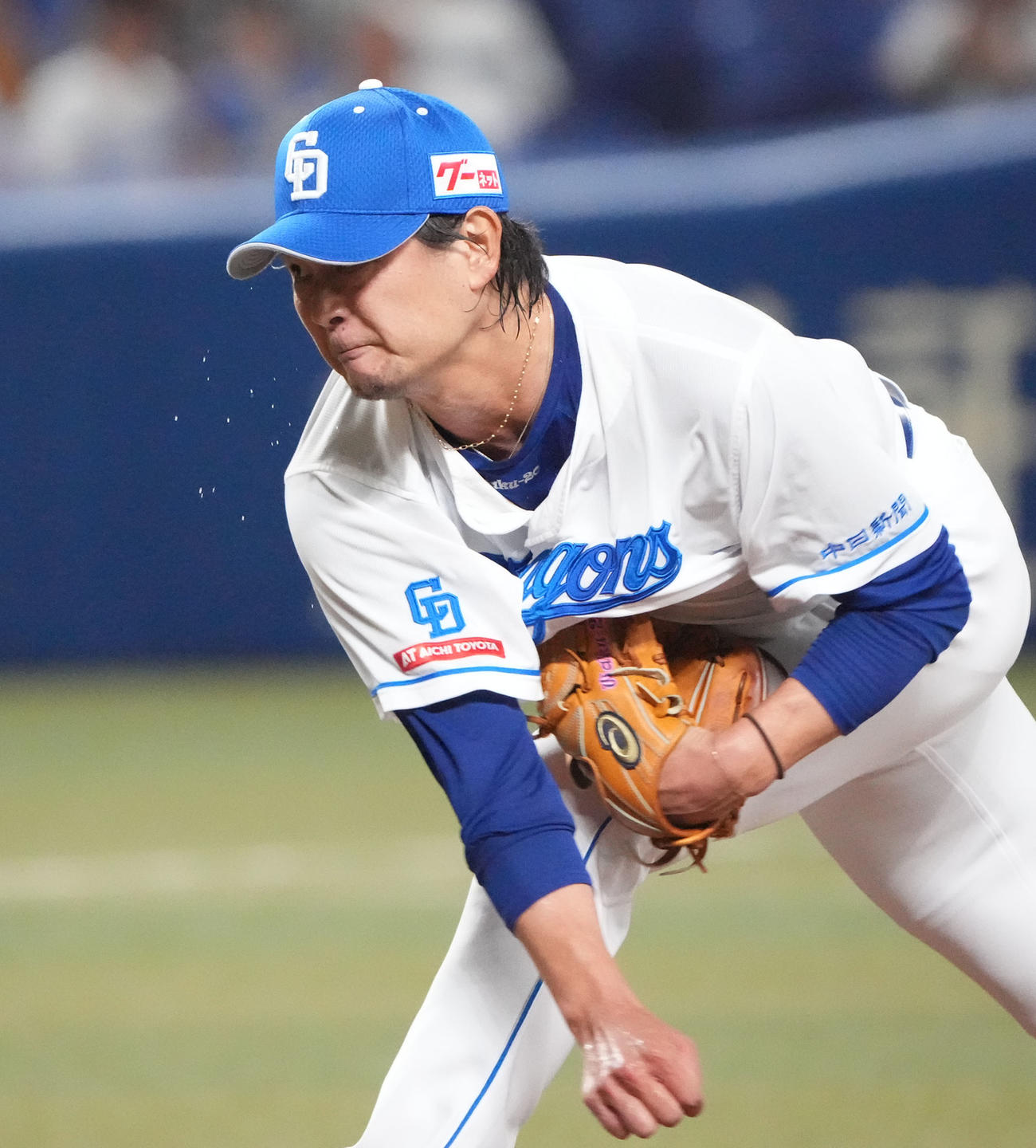 中日対巨人　1回表、汗を飛ばし力投する中日先発の涌井（撮影・森本幸一）