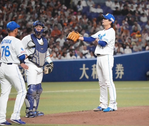 中日対巨人　7回表巨人2死満塁、マウンドを降りる涌井（右）（撮影・森本幸一）