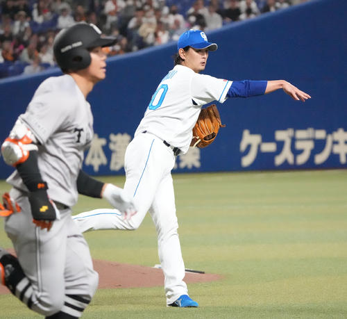 中日対巨人　4回表巨人無死、佐々木を投ゴロに仕留める涌井（右）（撮影・森本幸一）