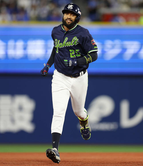 DeNA対ヤクルト　8回表ヤクルト1死、左越えソロ本塁打を放ち、笑顔でダイヤモンドを回るサンタナ（撮影・宮地輝）