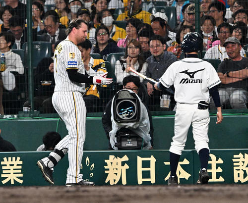 阪神対広島　4回裏阪神無死一塁、ノイジーは投ゴロ併殺に倒れる（撮影・前岡正明）