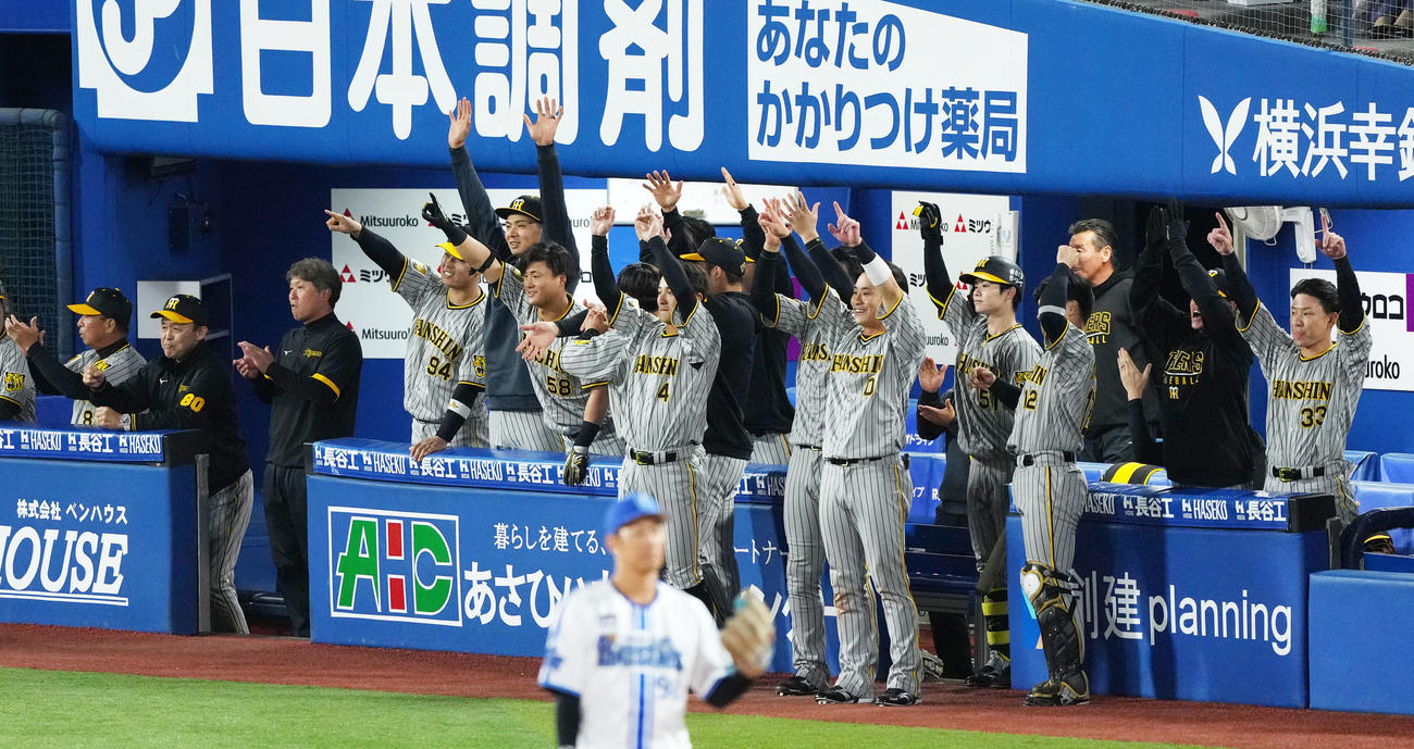 DeNA対阪神　9回表阪神1死一、三塁、ノイジーが左前適時打を放ちベンチでガッツポーズする岡田監督（左から2人目）（撮影・横山健太）
