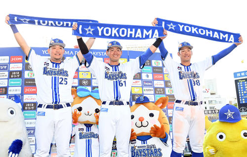 DeNA対阪神　阪神に勝利し笑顔を見せる、左からDeNA筒香、蝦名、京田（撮影・たえ見朱実）