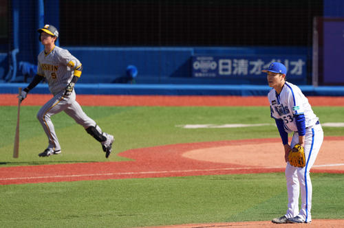 DeNA対阪神　3回表阪神2死満塁、近本に右越え満塁本塁打を浴び肩を落とす中川颯（撮影・横山健太）