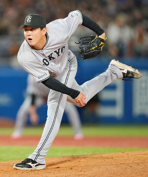 ヤクルト対巨人　7回裏ヤクルト2死一、三塁、巨人3番手で登板し力投する平内（撮影・垰建太）