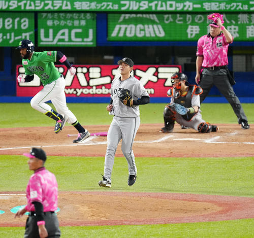 ヤクルト対巨人　7回裏ヤクルト2死一、三塁、サンタナ（後方左）に適時打を浴びる平内（撮影・江口和貴）