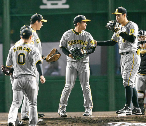 中日対阪神　8回裏中日1死満塁、石川に勝ち越しの右2点適時打を打たれた村上（右から2人目）に声をかける佐藤輝（撮影・前岡正明）
