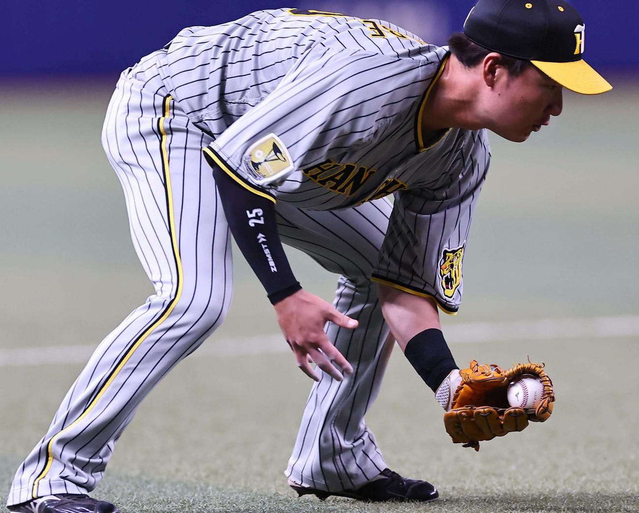 阪神対中日　3回裏中日2死一、二塁、渡辺は中田の三ゴロをさばく（撮影・上田博志）