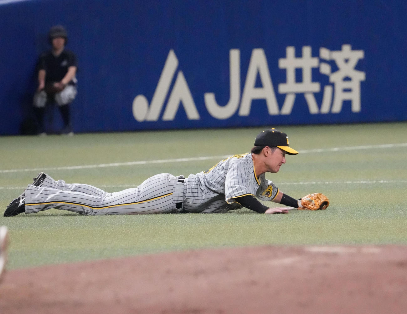 中日対阪神　6回裏中日2死二塁、山本泰寛の打球を好捕する渡辺諒（撮影・森本幸一）