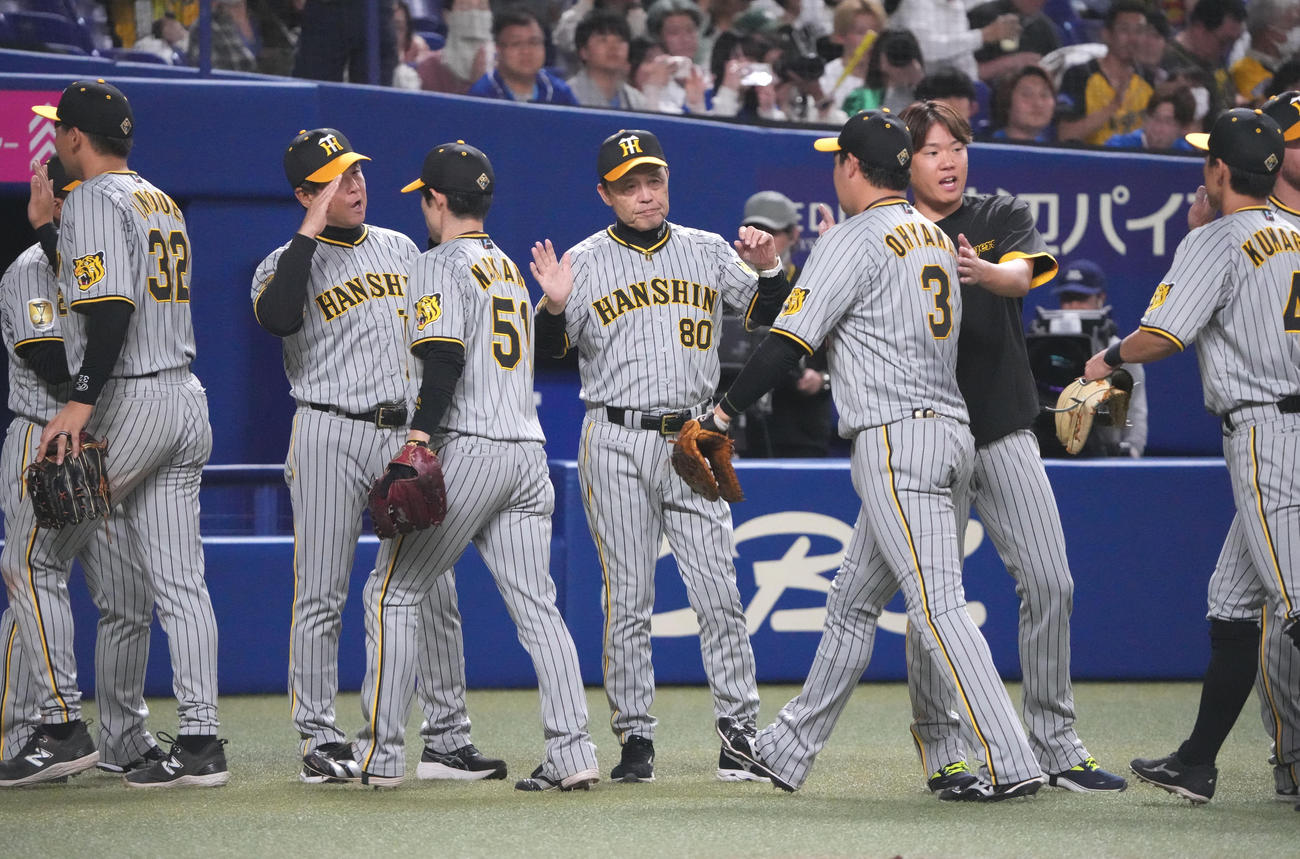 中日対阪神　試合終了、中日に勝利しナインを迎える岡田監督（中央）（撮影・森本幸一）