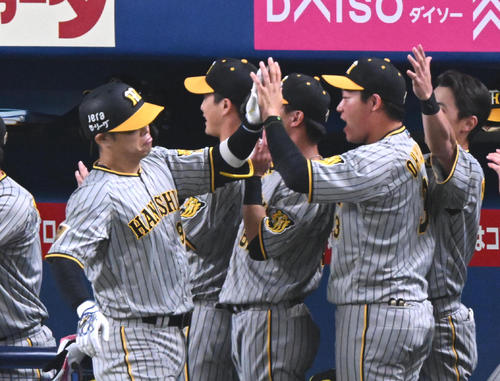 中日対阪神　6回表阪神1死一、二塁、左越え3点本塁打を放った原口（左）を迎える大山（撮影・前岡正明）