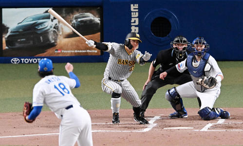 中日対阪神　1回表阪神1死一、三塁、糸原は左前適時打を放つ。投手梅津（撮影・前岡正明）