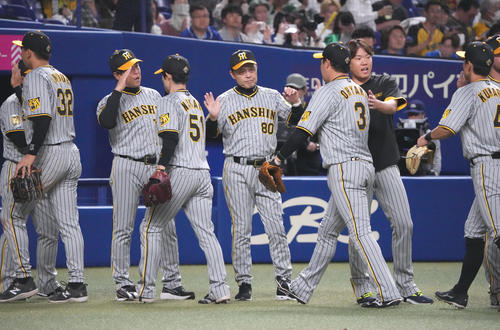 中日対阪神　試合終了、中日に勝利しナインを迎える岡田監督（中央）（撮影・森本幸一）