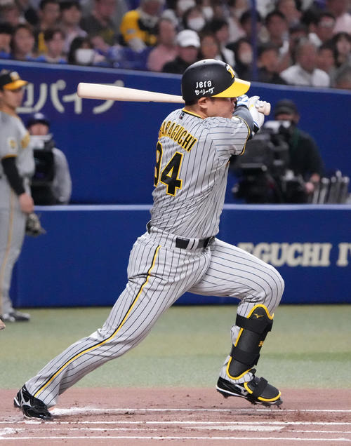 中日対阪神　1回表阪神1死二、三塁、三塁への打球で相手失策を誘い打点を挙げた原口（撮影・森本幸一）