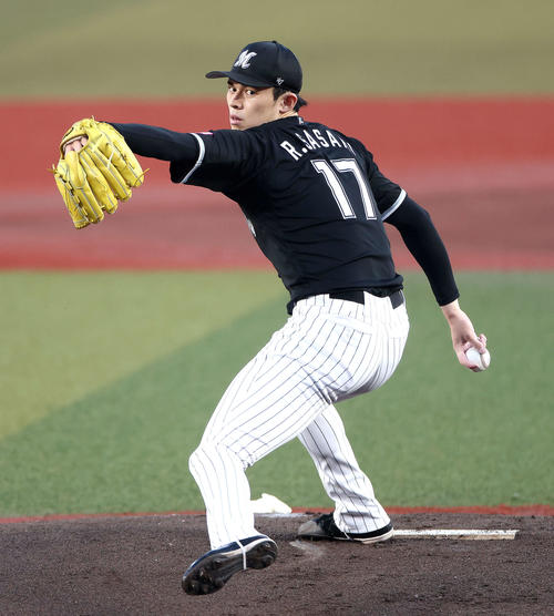 ロッテ対日本ハム　先発登板するロッテ佐々木（撮影・河田真司）
