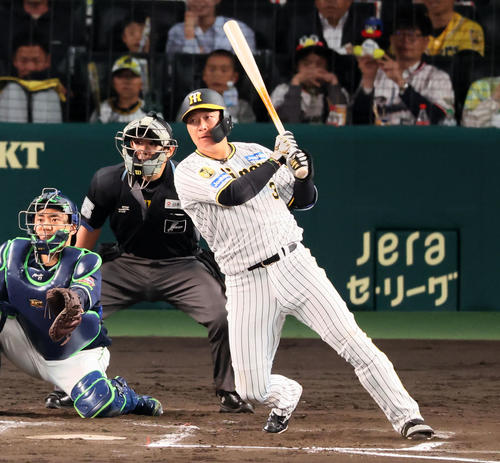 阪神対ヤクルト　6回裏阪神2死一、二塁、大山は右前適時打を放つ（撮影・加藤哉）