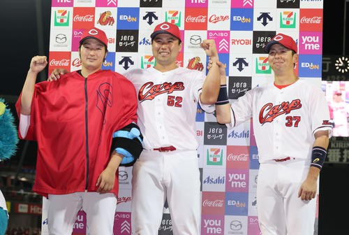 広島対阪神　お立ち台でポーズを決める、左から床田、末包、野間（撮影・加藤孝規）