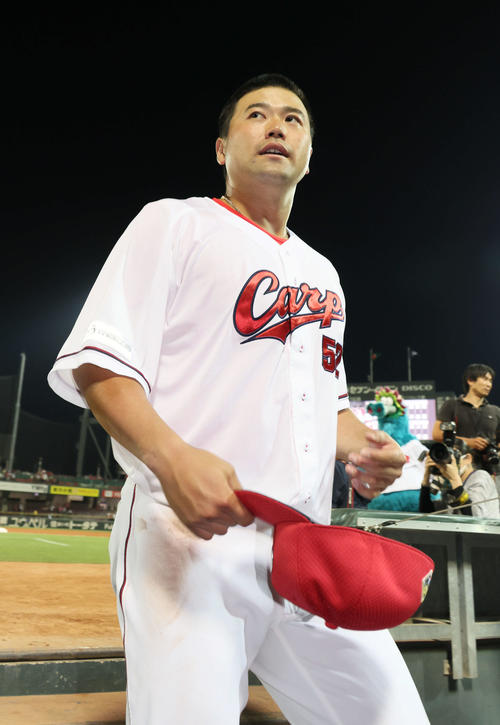 広島対阪神　ファンの声援に応える末包（撮影・加藤孝規）