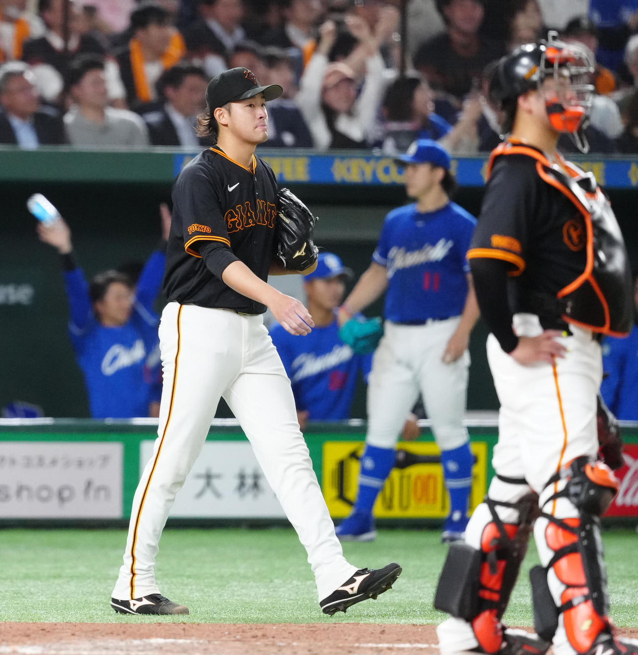 巨人対中日　6回表中日2死一、二塁、カリステに2点適時二塁打を浴びた堀田（撮影・江口和貴）