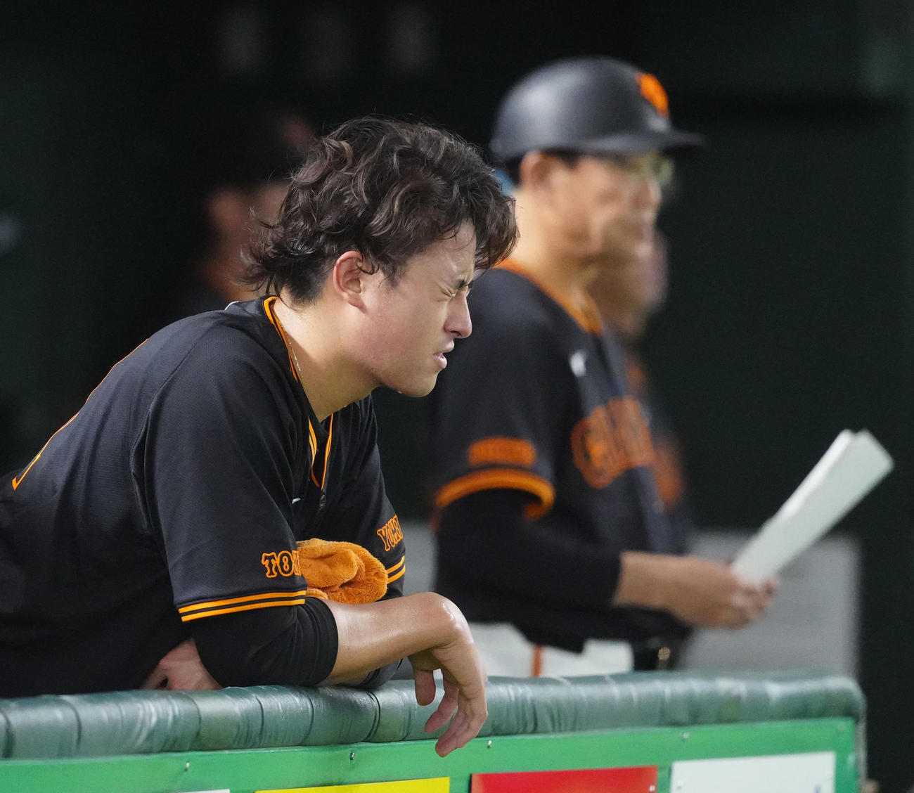 巨人対中日　6回表途中で降板しベンチで厳しい表情の巨人先発の堀田（撮影・江口和貴）
