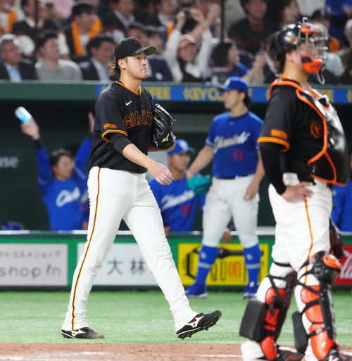 巨人対中日　6回表中日2死一、二塁、カリステに2点適時二塁打を浴びた堀田（撮影・江口和貴）