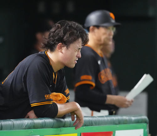巨人対中日　6回表途中で降板しベンチで厳しい表情の巨人先発の堀田（撮影・江口和貴）