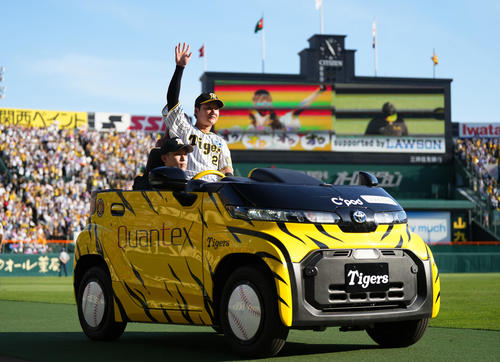 阪神対巨人　巨人に勝利し、リリーフカーで場内を一周する阪神渡辺（撮影・菅敏）
